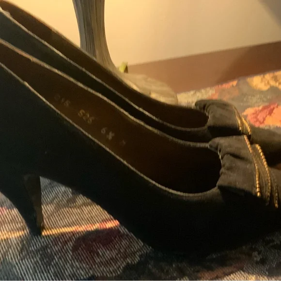Lovely ladies black Swede heels in size 6.5 by Nina. - Picture 4 of 7